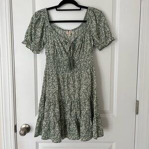Light Green and White Floral Short Puff Sleeved Tiered Fit and Flare Dress Small